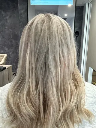 セミロング カラー 五ノ井 一世のヘアスタイル