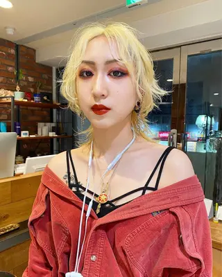 ミディアム azu ブリーチダブルカラーのヘアスタイル