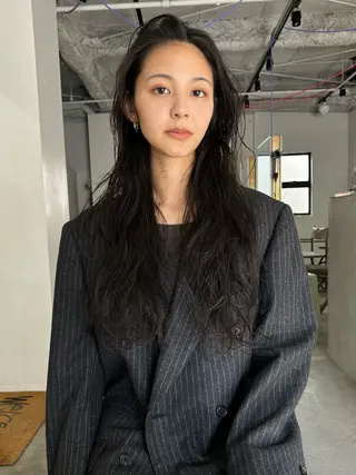 ロング パーマ Loom.所属・村上雅人 ナチュラルモードのヘアスタイル