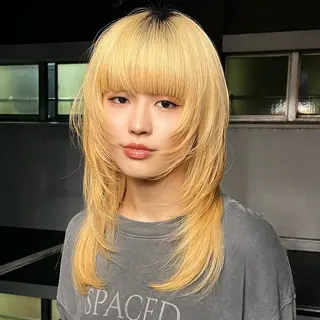 ミディアム ウルフ/レイヤー/ ブリーチカラーのヘアスタイル