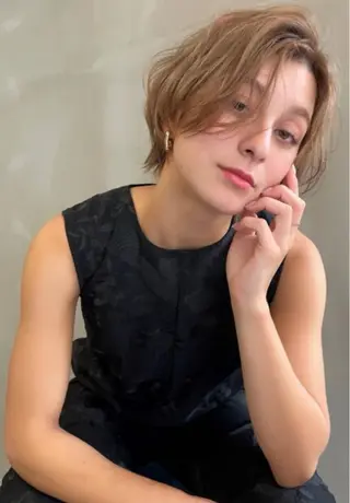 ショート 透明感/グレージュ/ レイヤー/ 青空のヘアスタイル