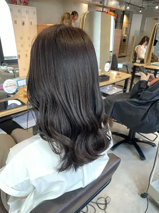 ミディアム カラー イヌマル アユ / Fier umedaのヘアスタイル