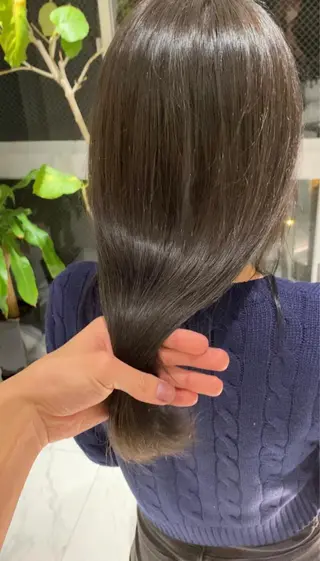 ロング ブリーチなし 寒色カラーのヘアスタイル