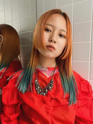 セミロング azu ブリーチダブルカラーのヘアスタイル