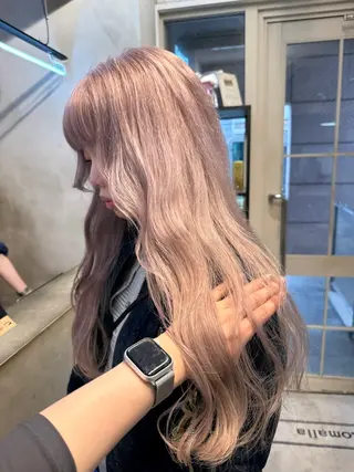 ロング カラー ミルクティー× グレージュMOMOのヘアスタイル