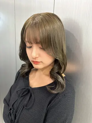 ミディアム カラー くすみミルクティー／ ブラウン🪡TOWAのヘアスタイル