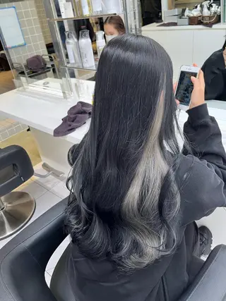 セミロング 寒色＆ブリーチ特化 寒色MiOのヘアスタイル