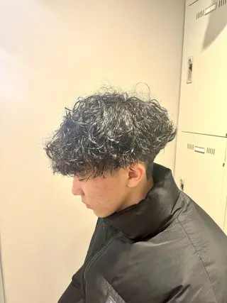 ミディアム パーマ ヘアアレンジ メンズ 顔まわりカット の達人のヘアスタイル