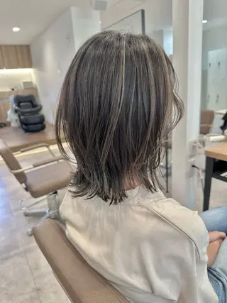 ミディアム カラー 白髪ぼかしハイライト レイヤー川口　元気のヘアスタイル