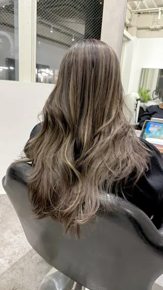 ロング 白髪ぼかし 👒堀江・ヨンスクのヘアスタイル