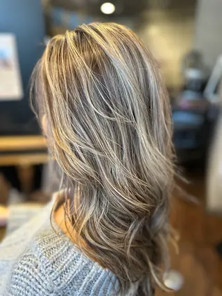 セミロング カラー 小波津 笑花のヘアスタイル