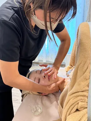 小顔・たるみケア✨ フェイシャル&ボディのエステ・リラクイメージ