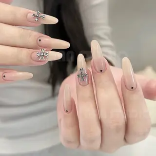 ネイル リ シホウのネイルデザイン