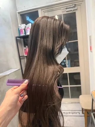 ロング カラー ミルクティー× グレージュMOMOのヘアスタイル