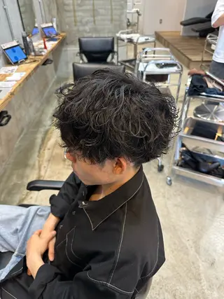 ショート パーマ メンズ 倉持 誠也　フェザーパーマのヘアスタイル