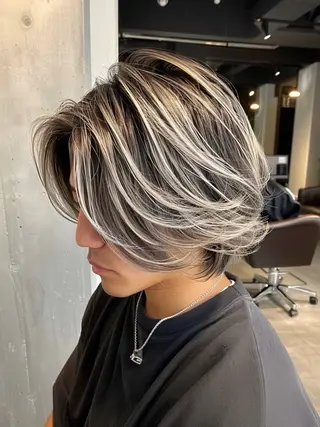 ミディアム パーマ メンズ メンズハイトーン メンズバレイヤージュのヘアスタイル