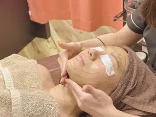 小顔・美肌専門ビューティーサロンreborn新宿店所属・reborn 山口のエステ・リラクイメージ