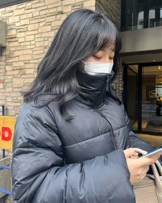 セミロング カラー NERO 眞下秋歩のヘアスタイル