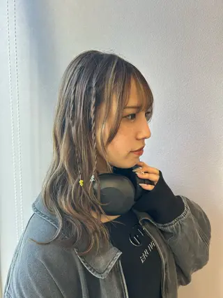 セミロング カラー ヘアアレンジ 根石 結菜のヘアスタイル