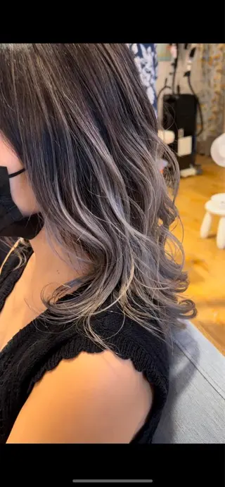 ロング ハイトーン/ ダブルカラー/透明感のヘアスタイル