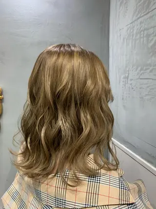 ミディアム カラー iLu.所属・田畠 しずかのヘアスタイル