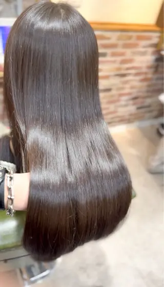 ロング 飯星慧斗 /ブリーチ、縮毛矯正のヘアスタイル