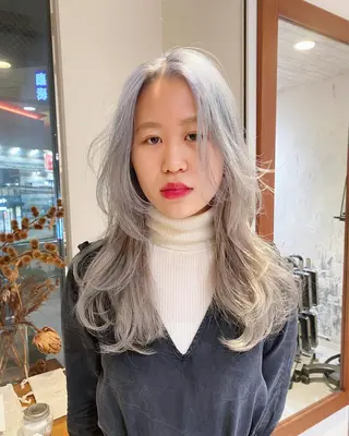 ロング azu ブリーチダブルカラーのヘアスタイル