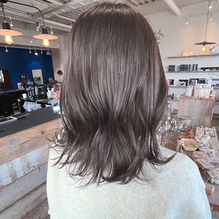 ミディアム カラー 岸下 理緒のヘアスタイル
