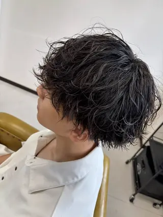 ショート パーマ メンズ 峯 渉人のヘアスタイル