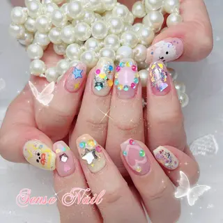 ネイル 🦋 Queenieのネイルデザイン