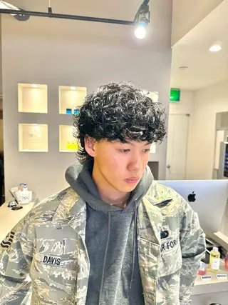 ミディアム パーマ ヘアアレンジ メンズ 顔まわりカット の達人のヘアスタイル