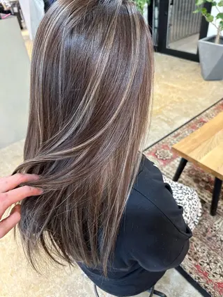 カラー Merly Osakaのヘアスタイル