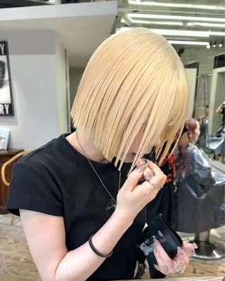 ショート 抜きっぱなしブロンド ササキカズマのヘアスタイル