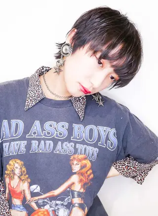 ショート カラー ウルフカット／吉村 桃子のヘアスタイル