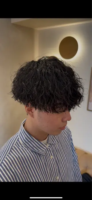 パーマ メンズ MEN‘S HAIR BLEACHi塩釜口所属・市原亮/塩釜口/ ツイスパ/波巻きのヘアスタイル