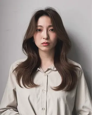 セミロング レイヤー/顔周り カット/松岡 祥利のヘアスタイル