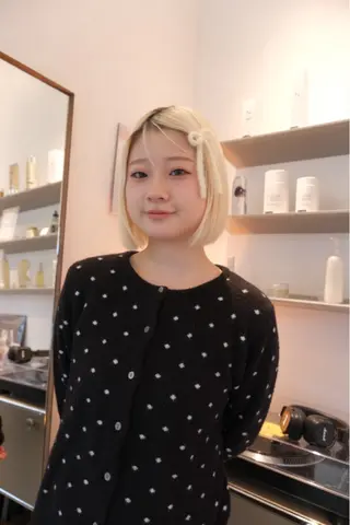 カラー hinata /ハイトーンのヘアスタイル