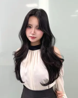 カラー 韓国🇰🇷トレンド レイヤーカット🩶のヘアスタイル