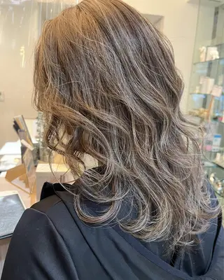 セミロング カラー 駅チカ【ali'i】 アリイ花崎友美☘のヘアスタイル