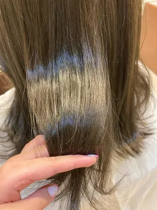 ミディアム カラー 岸田 莉奈のヘアスタイル