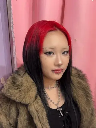 セミロング カラー 👽KINA👽 派手髪🦖💖✨のヘアスタイル