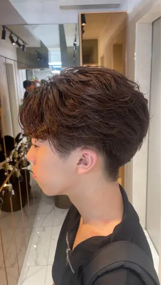 カラー フェザーパーマ/ スペインカールのヘアスタイル