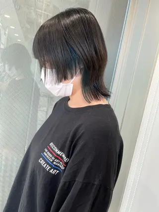 ミディアム カラー ウルフカット／吉村 桃子のヘアスタイル
