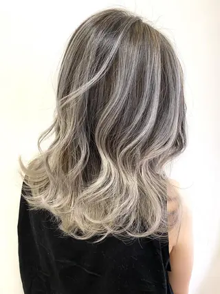 セミロング カラー 服部 樹季のヘアスタイル