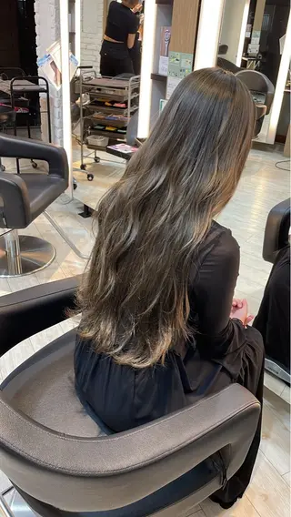 ロング カラー ブリーチ/髪質改善/ ハイトーン/暖色のヘアスタイル