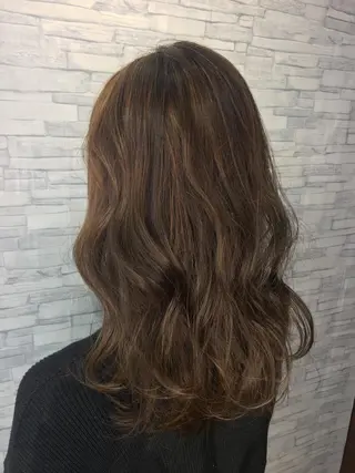 ミディアム 足立 磨咲のヘアスタイル