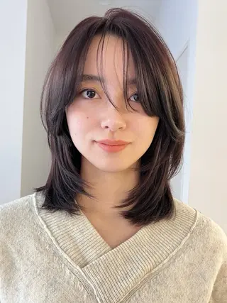 ミディアム カラー 阿久津真衣 似合わせカットのヘアスタイル