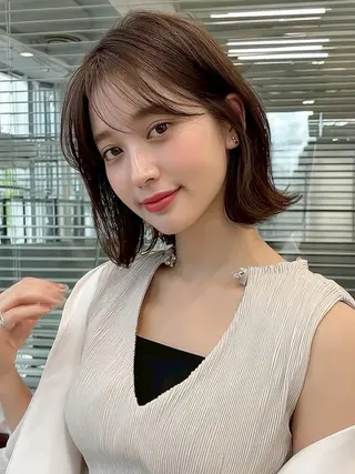 ミディアム 越川 友美子のヘアスタイル