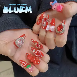 ネイル BLUEM なな🐶のネイルデザイン