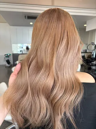 セミロング ハイトーン/ブリーチ 🤍足立里湖のヘアスタイル